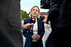 Magdalena Andersson intervjues av journalister foran kameraer i Gävle.