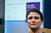 Kari Nessa Nordtun ser mot siden under en pressekonferanse om PISA 2025.