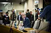 Jonas Gahr Støre sitter ved mikrofonene under en åpen høring på Stortinget.
