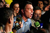 Flavio Bolsonaro taler omgitt av journalister, mikrofoner og tilhengere i Brasília.