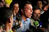 Flavio Bolsonaro taler omgitt av journalister, mikrofoner og tilhengere i Brasília.