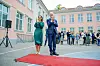 Jonas Gahr Støre og Kari Nessa Nordtun står på en rød løper i skolegården ved Ullevål skole.