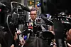 Jordan Bardella omgitt av kameraer og mikrofoner under et pressetreff i Paris.