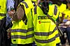 Streikevakter i gule vester fra Fellesforbundet samlet på Youngstorget i Oslo.