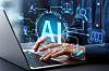 Hender som skriver på en bærbar datamaskin med grafikk for kunstig intelligens i bakgrunnen.