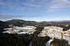 Snødekt anleggsområde for Googles datasenter omgitt av skog og åser ved Skien.