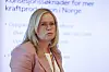 Birgitte Ringstad Vartdal presenterer Statkrafts kvartalsresultat foran en projisert presentasjon.