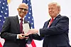 Donald Trump overrekker en medalje til Satya Nadella foran amerikanske flagg.