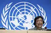 Navi Pillay taler foran en stor FN-logo under en pressekonferanse i Genève.