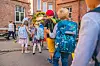 Skoleelever med ryggsekker samles utenfor Lakkegata skole i Oslo på første skoledag.