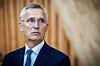 Portrett av finansminister Jens Stoltenberg i mørk dress foran trepanel.