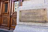 Bronseplate med teksten Norges Høyesterett på steinfasaden ved en utsmykket inngang i Oslo.