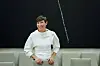 Ine Eriksen Søreide sitter i en lys stol iført hvit bluse under en høring.