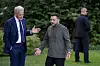 Jonas Gahr Støre og Volodymyr Zelenskyj snakker sammen på en gressplen i Kyiv.