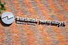 SSB-logo på en rød teglfasade ved Statistisk sentralbyrås hovedkontor i Oslo.