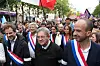 Jean-Luc Mélenchon og Manuel Bompard går i front for en folkemengde med franske flagg i Paris.