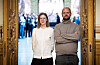 Marie Sneve Martinussen og Mímir Kristjánsson står sammen i en utsmykket døråpning på Stortinget.