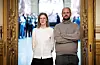 Marie Sneve Martinussen og Mímir Kristjánsson står sammen i en utsmykket døråpning på Stortinget.