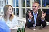 Maren Grøthe og Erling Sande sitter ved et bord under et politisk møte på Gardermoen.