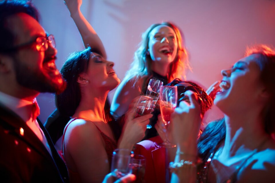 Hvert år blir mange av oss vitne til at kolleger går på en smell under julebordet, som både den aktuelle kollegaen og de rundt gjerne skulle vært foruten, skriver Ragnhild Kaski. Foto: Shironosov | iStock Photos