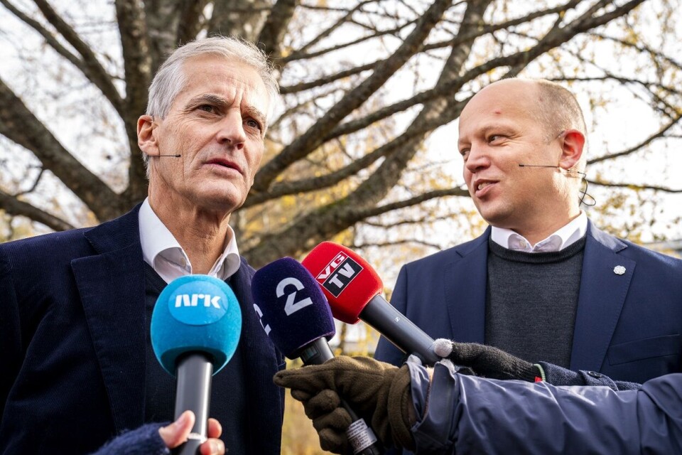 Leder i Ap Jonas Gahr Støre t.v. og leder i Sp Trygve Slagsvold Vedum legger fram regjeringsplattformen ved Hurdalsjøen hotell