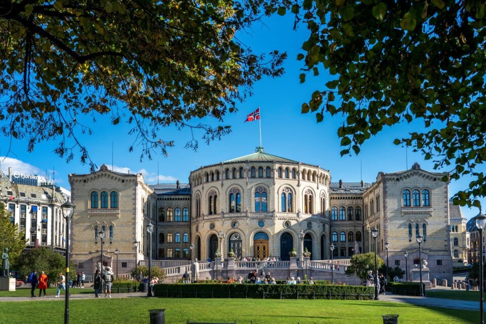 Et alvorlig tegn på at tilliten til norsk politikk rakner, er etter min oppfatning at alt for mange «værhane-politikere» svinger seg i den politiske manesjen, skriver Øystein Blymke. Foto: Gorm Kallestad | NTB