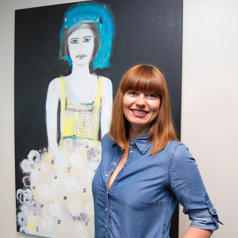 – Jeg så bildet i kunstnerens eget galleri og tenkte umiddelbart at «dette må vi ha i den nye resepsjonen». Det er et lekent bilde, og form og farge treffer meg på en måte som gjør meg glad, forteller Hilde T. Holck.