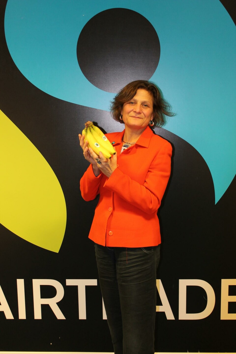 Administrerende direktør Harriet Lamb i Fairtrade International minner om at bananer som er Fairtrade-sertifiserte er helt uten sprøytemidler.