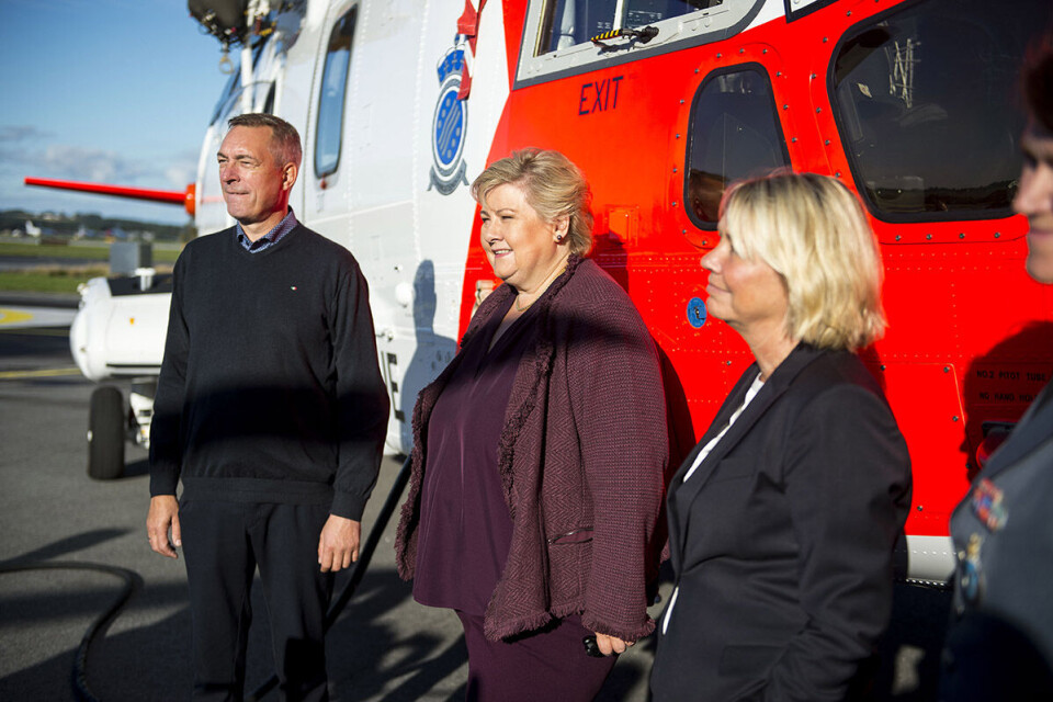 Erna Solberg i en seremoni på redningsbasen på Sola, der også justis- og beredskapsminister Monica Mæland og forsvarsminister Frank Bakke-Jensen deltar.