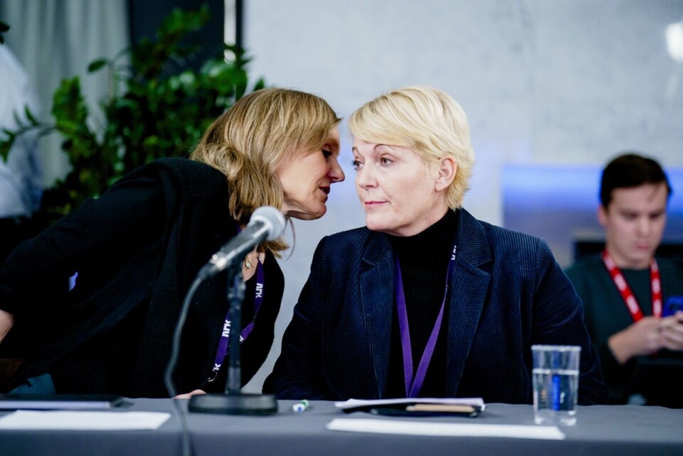 Direktør i Nyhetsdivisjonen i NRK, Helje Solberg, og kringkastingssjef Vibeke Fürst Haugen på møtet i Kringkastingsrådet.