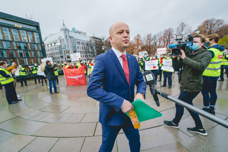 Sp-leder Trygve Slagsvold Vedum med Norwegian-slips snakkermed Norwegian-ansatte utenfor Stortinget om krisestøtte til flyselskapet. Sps kraftige vekst kan bli en rødgrønn nøtt fram mot valget neste år.