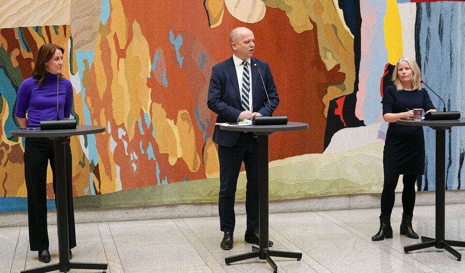 Finansminister Trygve Slagsvold Vedum (Sp, midten), arbeids- og inkluderingsminister Tonje Brenna (Ap, t.v.) og SV-leder Kirsti Bergstø presenterte budsjettenighet i vandrehallen på Stortinget søndag formiddag.