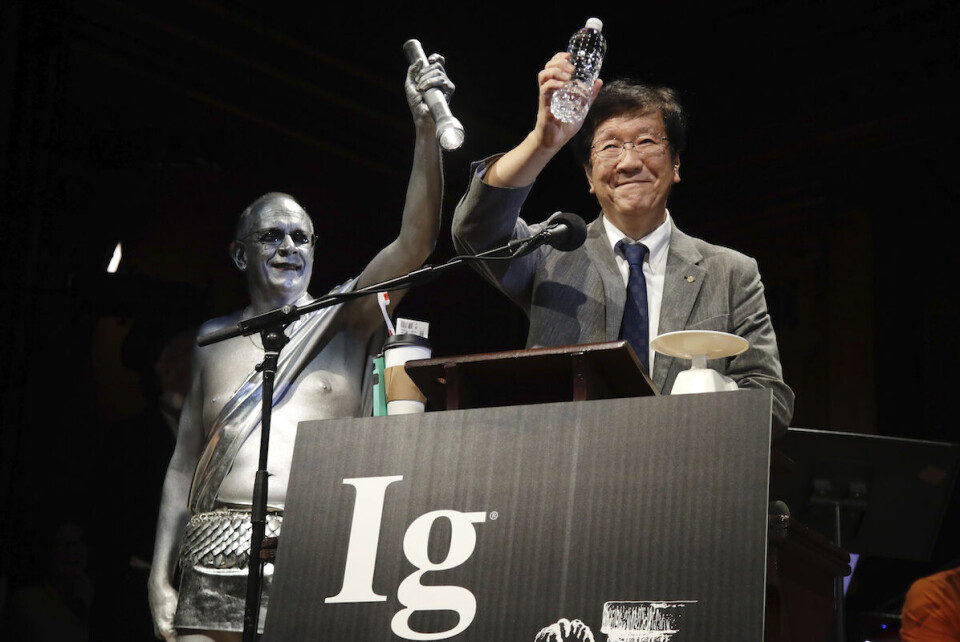 Shigeru Watanabe mottar sin Ig-Nobel award i kjemi for å ha estimert den totale mengden spytt som produseres av en typisk femåring per dag. Prisen ble delt ut av ekte Nobelprisvinnere under en seremoni ved Harvard University.
