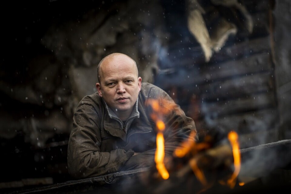 Trygve Slagsvold Vedum er i fyr og flamme for tiden. Han sender både en ordklem og et stikk til statsminister Erna Solberg (H) fra bålplassen på gården sin i Ilseng i Stange kommune.