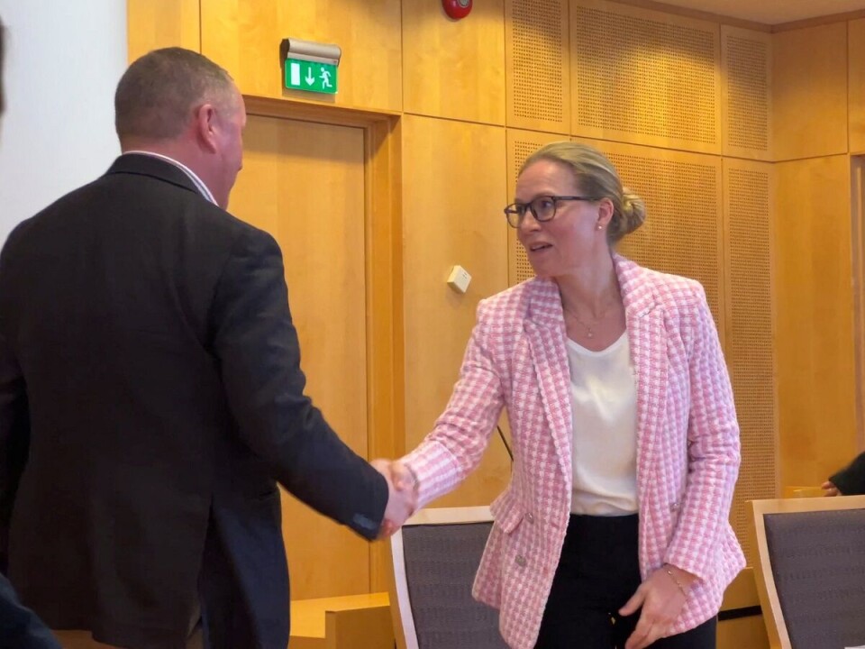 Nicolai Tangen hilser på Elisabeth Bull Daae ved starten av rettssaken.