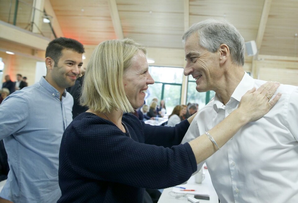 Jonas Gahr Støre har tillit til Anniken Huitfeldt. Hun får fortsette som utenriksminister. Foto: Terje Pedersen | NTB
