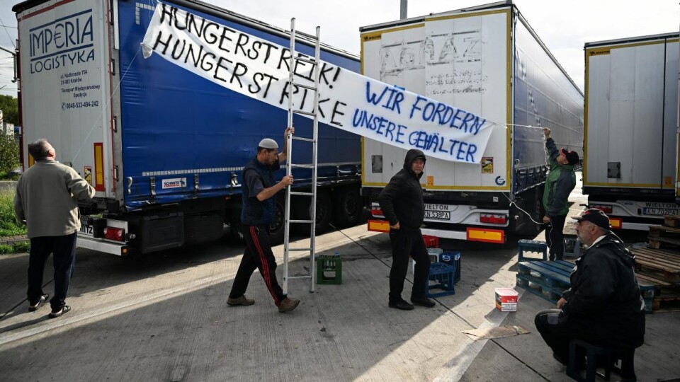 Lastebilsjåfører fra ulike land i Øst-Europa sultestreiket i Frankfurt tirsdag morgen.