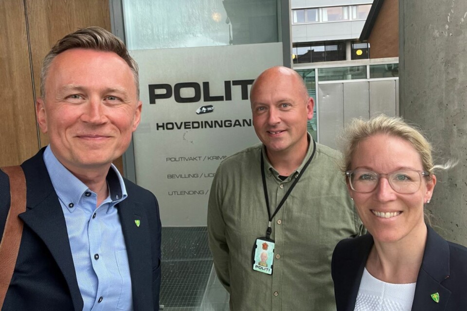 Endre Skjervø, kommunedirektør i Frosta kommune, Tor Erik Rønne, prosjektleder for Tysfjordsaken og Elisabeth Erle, kommunalsjef i Frosta kommune etter en samtale om Rønnes erfaringer som prosjektleder. Foto: Frosta kommune