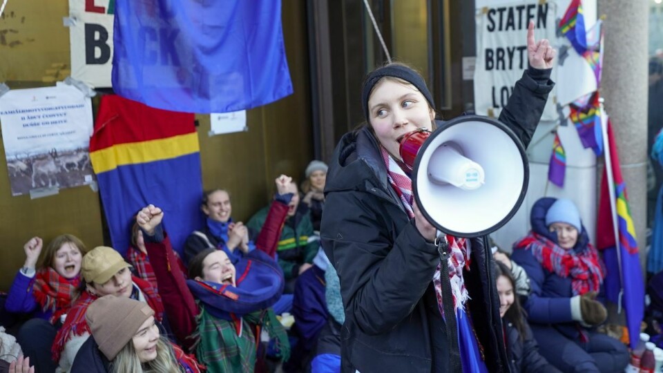 Ella Marie Hætta Isaksen og andre Fosen-demonstranter utenfor Olje- og energidepartementet.