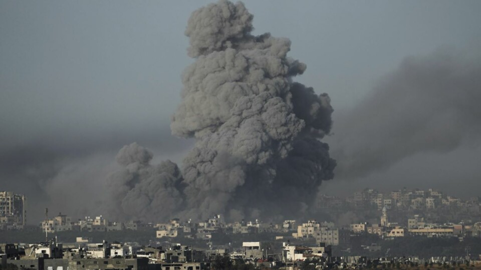 Røyk stiger fra Gaza etter et israelsk luftangrep. Krigen mellom Israel og Hamas har krevd mange tusen menneskeliv og lagt store områder i ruiner etter at den begynte 7. oktober.