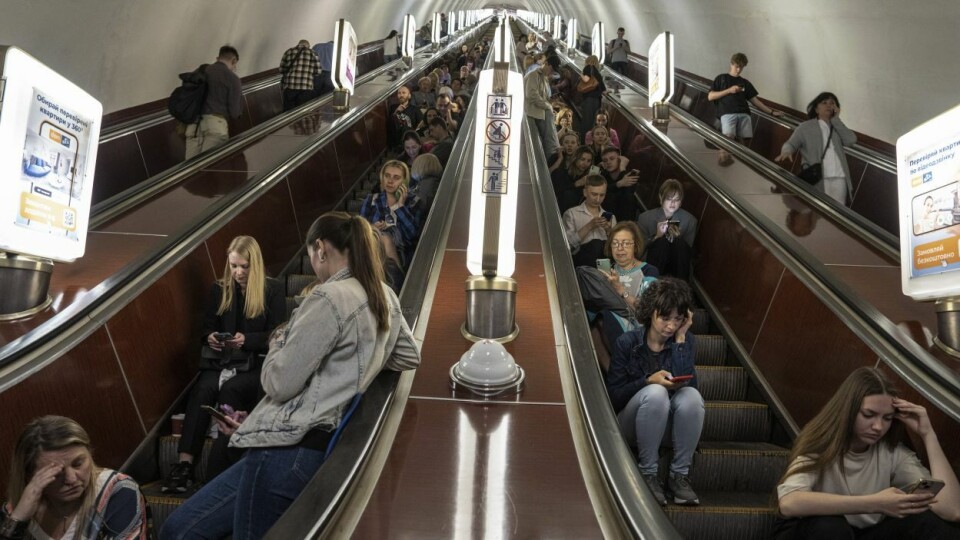 Innbyggere i Kyiv søker tilflukt i en metrostasjon under et russisk rakettangrep. Krigen i Ukraina ser ikke ut til å ha noen ende i sikte. Foto AP Photo/Jevhen Maloletka File