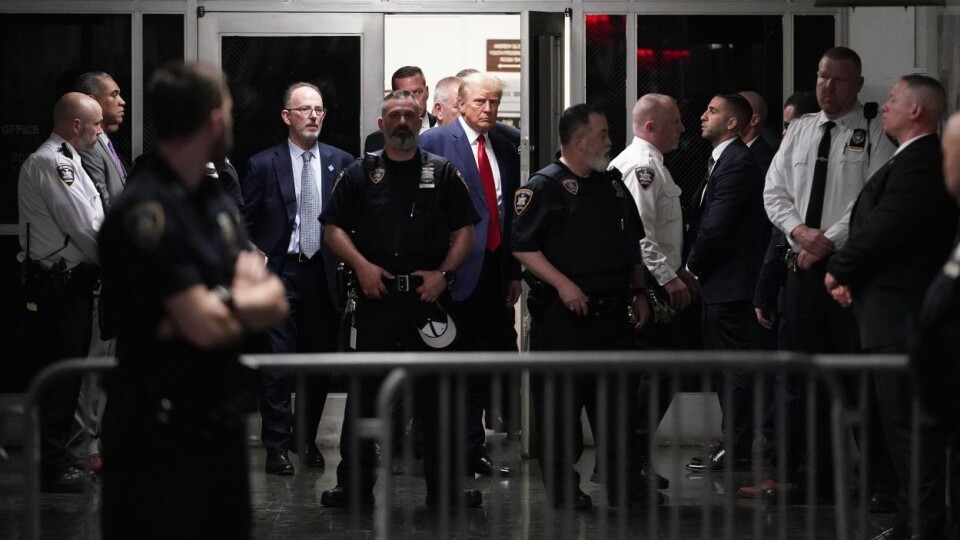 USAs tidligere president Donald Trump på vei inn i et rettslokale i New York i april. Foto Mary Altaffer / AP / NTB