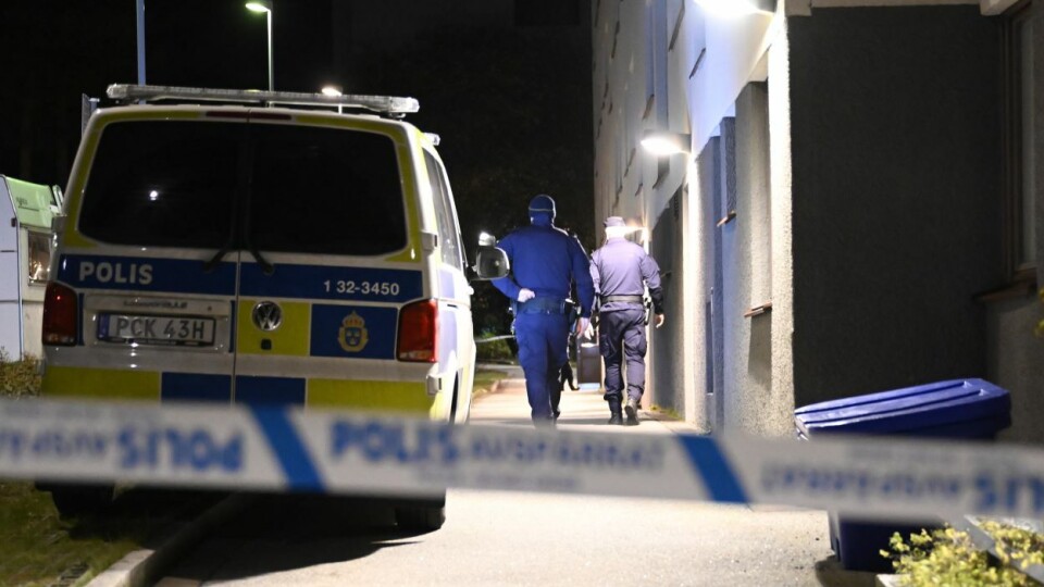 Skytinger og eksplosjoner ble en del av hverdagslivet i perioder for mange svenske nabolag. Her fra Bredäng sør i Stockholm. Foto Jessica Gow/TT / NTB