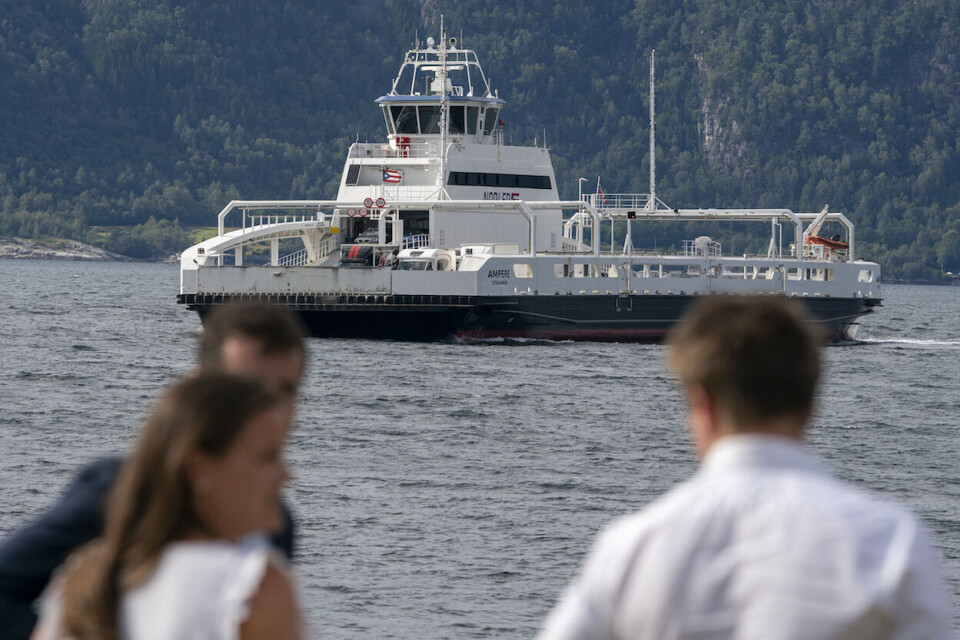 Utslippsfri, men dyr ferje. Den hel-elektriske ferja Ampere på vei til Oppedal Sognefjorden.