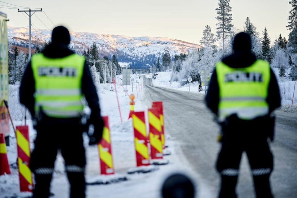 Grensekontrollen mot Sverige i Meråker i vinter. Nå fortelles det historier om politifolk som virker litt for ivrige i jobben sin.