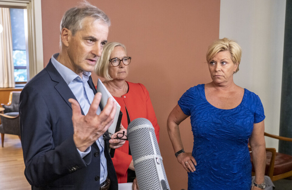 Enighet om oljekrisepakke mellom regjeringen og de parlamentariske lederne: Aps leder Jonas Gahr Støre, Marit Arnstad ( Sp) og Fremskrittpartiets leder Siv Jensen.