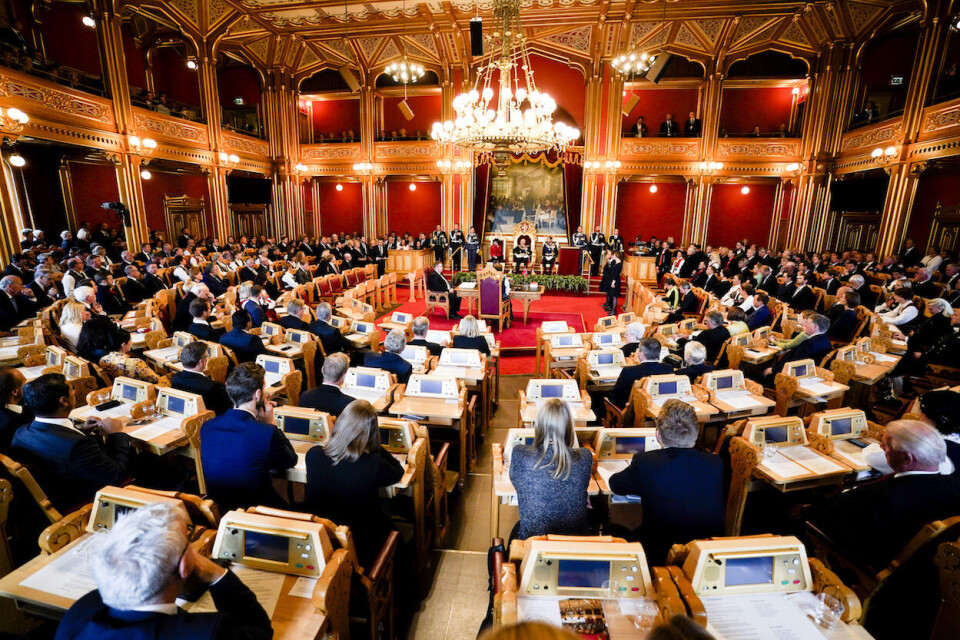 Så tett med folk som det var under åpningen av Stortinget i fjor, vil det ikke bli under åpningen av det 165. storting i høst. Koronapandemien legger strenge begrensninger for hvem som kan delta.