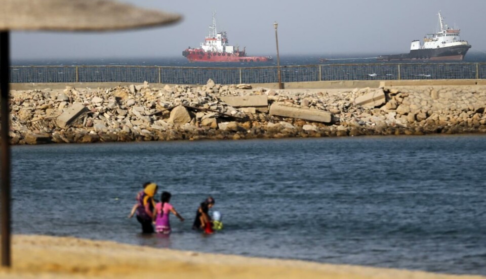 Folk på stranden utenfor Kairo kunn se skip på vei inn i Syezkanalen for å «prøvekjøre» det nye kanalstrekket.