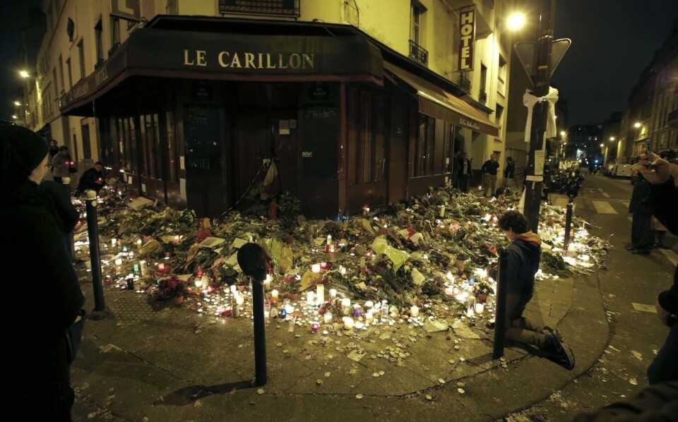 Folk i bønn utenfor La Carillon-restauranten i Paris.