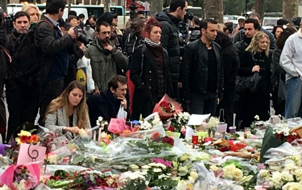 ADVARER: Hele verden sørget med Paris etter at 129 mennesker ble drept i en serie koordinerte angrep mot flere mål i Paris. Nå advarer norsk menneskerettighetsadvokat EU mot å bruke angrepene som et påskudd for å ytterligere innskrenke borgerrettighetene.